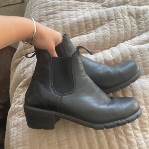 Heeled black leather blundstones